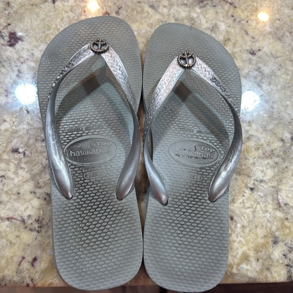 Havaianas Women’s Top Crystal Peace sign flip flops Silver Size 9/10
